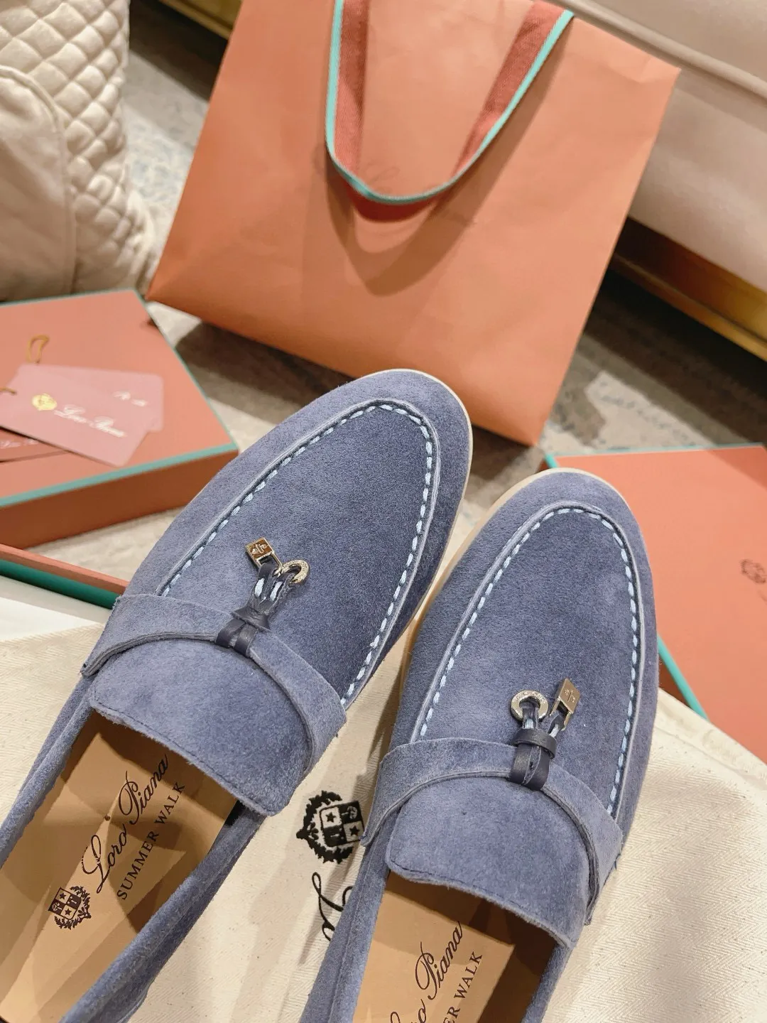 Factory price: 520💰4050 new color. Original purchase, 1⃣️: 1⃣️ folded and developed, Loro Piana professional model to try on feet, quality purchase level, flash sale of common products on the market, welcome to compare, original packaging. Fabric: Imported from Italy🐑High mercerized shearling, Lining: Hand-sewn mark thread in water-dyed cowhide imported from Italy🧵, high-end and elegant. Comfortable on the feet. Size: Women's 35-42 (41, 42) customized, non-returnable, men's 38-45 (46, 47, 48) customized, non-refundable. Fashionable boutiques that you can’t miss, a must-have item